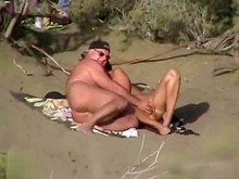 Amateur maduro y su mujer disfrutan del sexo al aire libre