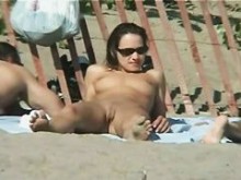 Video de mujeres tentadoras tomando el sol en una playa nudista