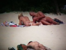 Pareja caliente atrapada en una playa nudista spy cam vid