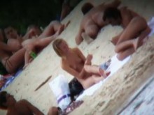 Diminutas tetas expuestas en la playa para video voyeur de cámara oculta