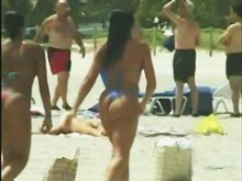 Mujer desnuda caliente divirtiéndose en un video de playa caliente