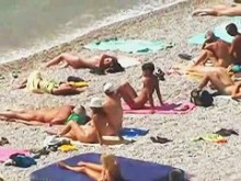 Hombres musculosos y mujeres elegantes en un video sincero de playa nudista