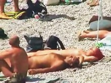 Pervertido de la playa nudista hace clic en damas desnudas