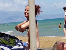 Nena atrapada en topless en Agia Marina, Creta.