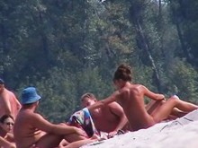 Beach hunter voyeurs gente nudista en el camping caliente
