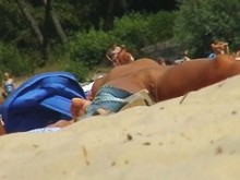 Una chica de playa nudista enseña el culo y el coño