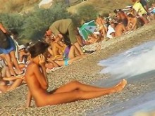 Chica nudista de playa sexy espiada hablando por teléfono cerca del agua