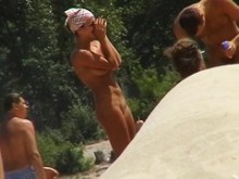 chico con cámara espía en la playa disfruta de las hembras desnudas amateur