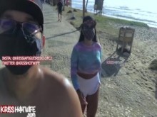 kriss hotwife con top transparente sin sujetador dando un paseo matutino en la playa