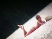 Nena de cuerpo caliente acostada en la playa sorprendida por una cámara espía