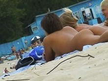 Porno voyeur en la playa con dos chicas calientes y un chico tomando el sol desnudo