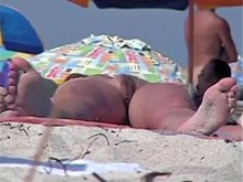 Kinky voyeur hace un viaje sexy a la playa nudista