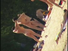 Chicas de culo suave en la playa están mostrando sus tetas