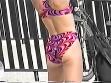 Nena sincera en bikini colorido se inclina mostrando el culo 06ze