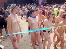 Estudiantes desnudos se preparan para competir en una maratón