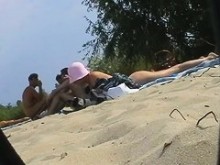 Chica caliente de cabello oscuro y su amiga en este video de cámara espía en la playa