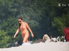 Chica tetona atrapada con la guardia baja por un voyeur de playa nudista