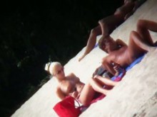 Playa nudista modelo rubia siendo filmada por un voyeur