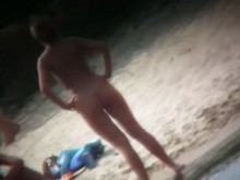 Mujer morena desnuda playa nudista sincero video
