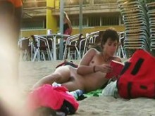 Cariño de pelo corto filmado en una playa nudista
