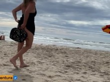 Muy alto riesgo de masturbación con la mano en una playa llena de gente - Real Amateur