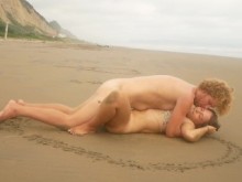 ¡Novia adolescente caliente sorprende a su novio con su coño mojado en una playa pública! - Amantes de los viajes