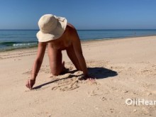 Adolescente desnuda caliente provocando a extraños en la playa