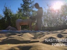 Atrapado en la playa nudista por un extraño (mamada pública)
