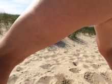 GRANDES GANAS DE MEAR se orina en la playa y tiene que complacer a los mirones SEXO PÚBLICO