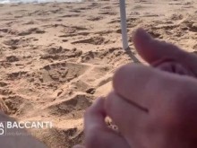 Esposa le hace una paja a su marido y este se corre en la playa