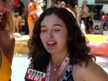 Naked News entrevista a Adult Stars en bikini en XBiz Miami