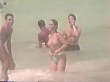 Chica adolescente en topless - video en la playa