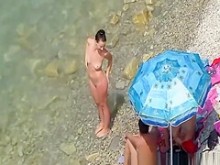 Mujeres desnudas en la playa rocosa