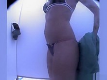 Rubia vistiendo su bikini de tanga
