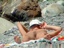 Mujer nudista de tetas pequeñas tomando el sol su cuerpo apretado