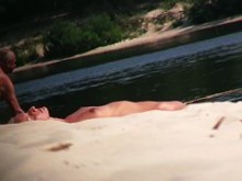 Rubia caliente desnuda tomando el sol filmada con una cámara oculta en la playa