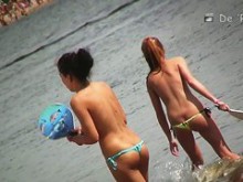 Video voyeur de playa nudista de chicas juguetonas y calientes en el agua