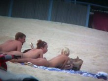 Emocionante vídeo de cámara espía en una playa nudista
