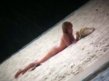 Increíble vídeo de rubia escondida en la playa