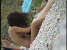 Preciosa nena desnuda con turgentes tetas en la playa