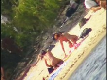 Chicas delgadas y en forma en el vídeo voyeur de la playa nudista
