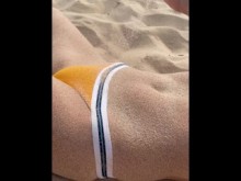 Escalofrío de verano en la playa nudista. sin sexo