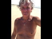 UltimateSlut Christophe se masturba y parpadea en una playa pública