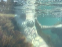 Novia filmada desnuda bajo el agua en el mar.