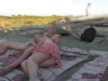 Profesora de francés mamada amateur en una playa nudista pública a un extraño con corrida P2 - MissCreamy