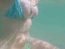 Mi novia se graba desnuda en el mar se masturba y se chorrea en la playa