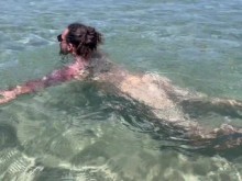 Nadar desnudo en una playa pública