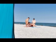 Compartiendo a mi chica con un extraño en la playa pública. Trío WetKelly.