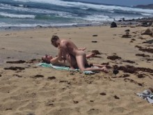 Chica tomando el sol en topless es follada en la playa en la arena, Naemyia