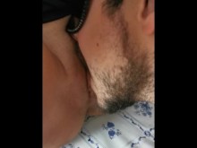 Cornudo limpia el coño de su novia después de tener sexo con un extraño en la playa. cremita